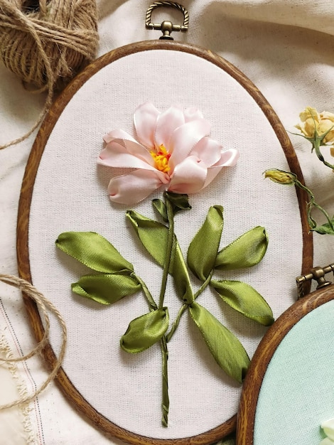 Haft w obręczy z delikatnym kwiatowym wzorem